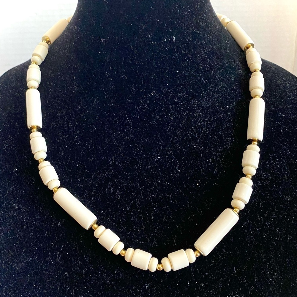 Vintage CROWN TRIFARI White Lucite and Gold Tone Chunky Beaded Necklace Jewelry